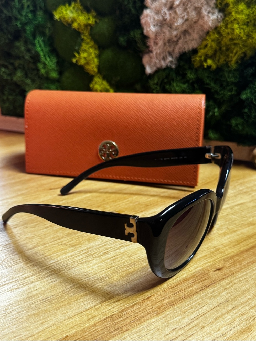 Tory Burch Black Oversized Round Sunglasses with Orange Logo Case - Picture 2 of 5